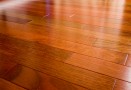 Rozhodnete-li se pro lak je nutné podlahu zbrousit až na dřevo.